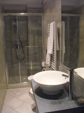 Shower, rainfall showerhead, free toiletries, hair dryer