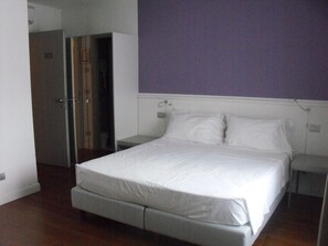 Rom – classic | Minibar (inkludert), safe på rommet, individuelt innredet og skrivebord