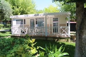 Luxury Mobile Home, 2 Bedrooms | Terrace/patio - Camping Village Green Garden (Sirolo)