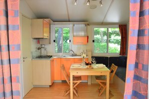 Family Mobile Home, 3 Bedrooms (6 adults) | Private kitchen