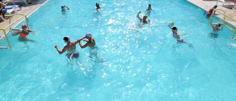 2 piscinas al aire libre (de 09:30 a 19:00), sombrillas, tumbonas