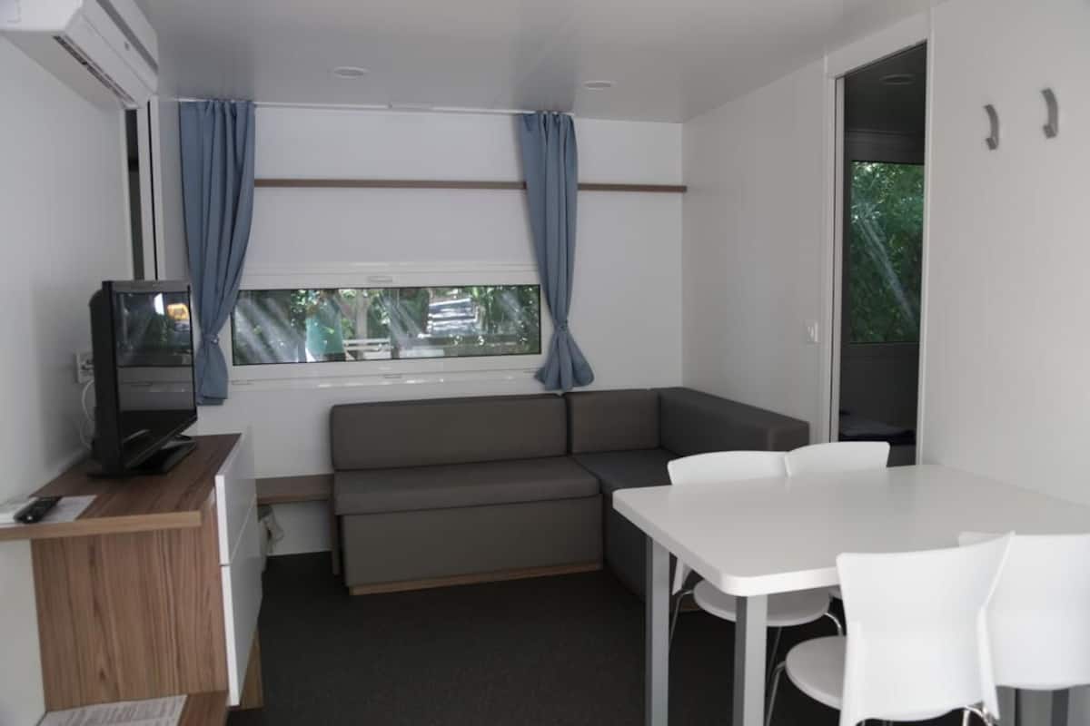 Casa móvil de lujo, 2 habitaciones | Zona de estar | Una televisión de pantalla plana