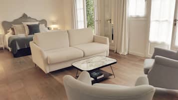 Deluxe Suite | Hypo-allergenic bedding, free minibar items, in-room safe