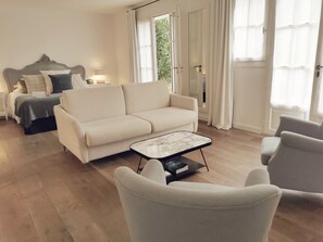 Suite – deluxe | Allergitestet sengetøy, minibarvarer (inkludert) og safe på rommet