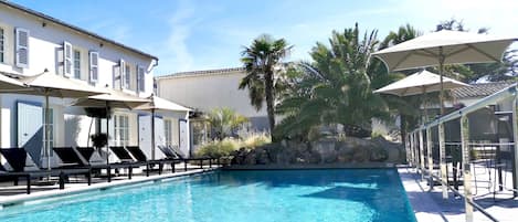 2 outdoor pools, pool loungers