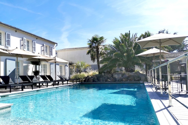 2 outdoor pools, sun loungers