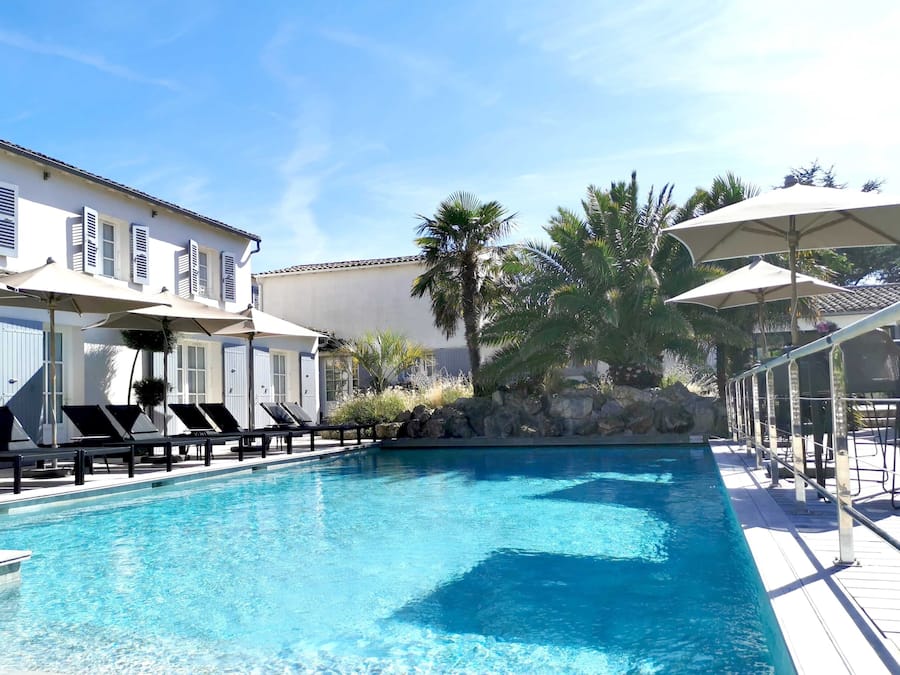 2 outdoor pools, pool loungers