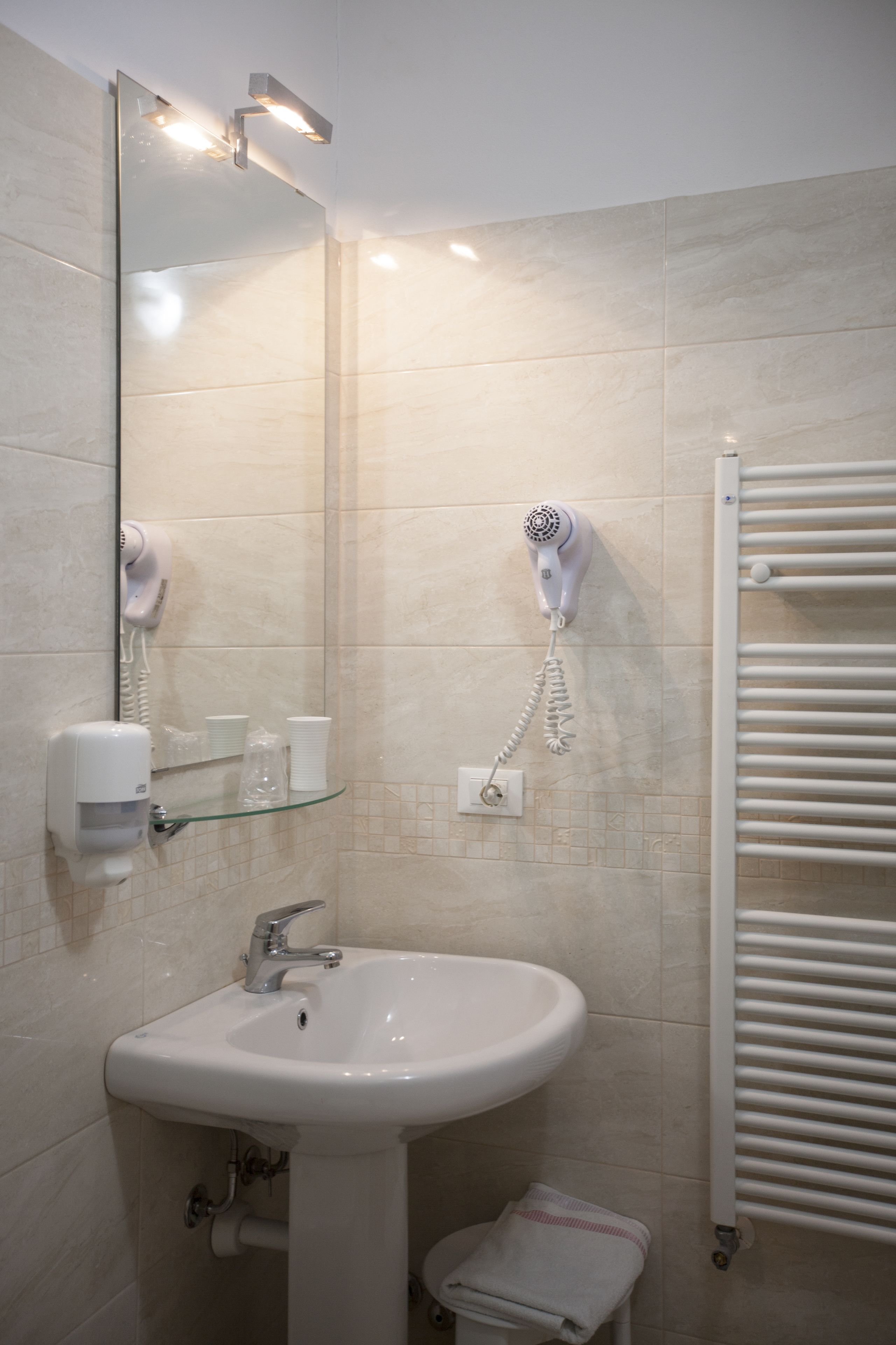 single room | bathroom | shower, hydromassage showerhead, free toiletries, hair dryer