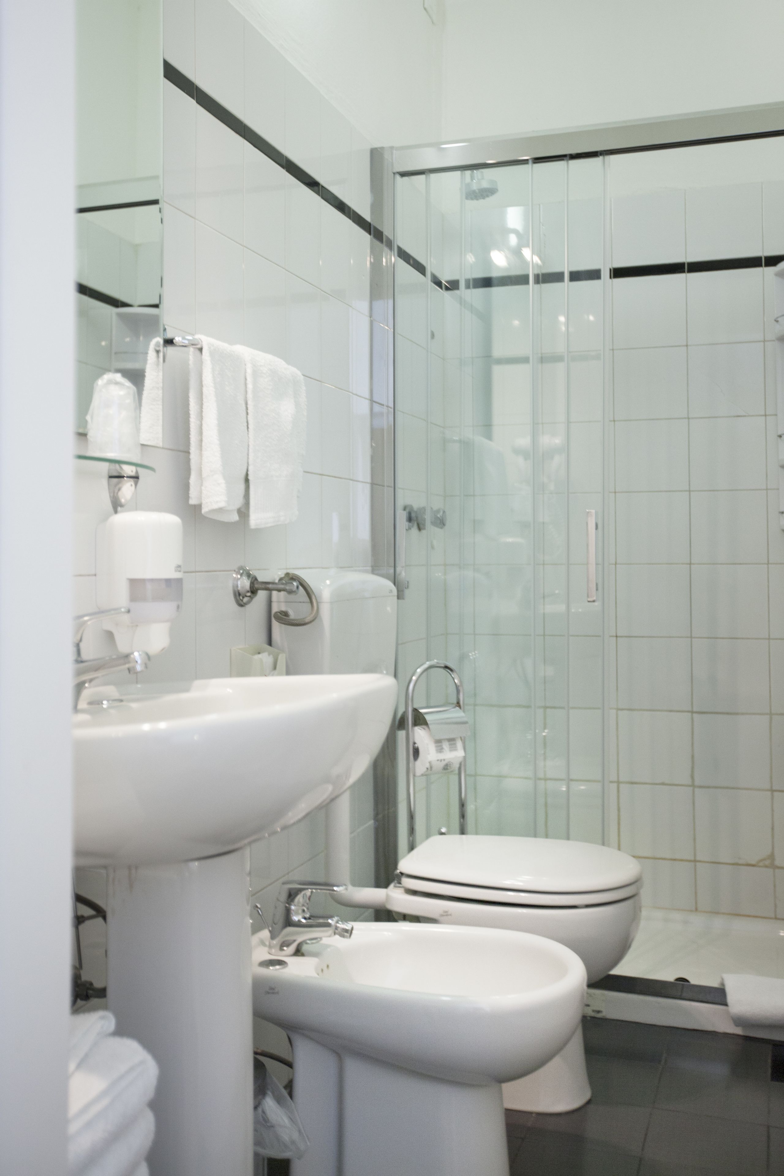 shower, hydromassage showerhead, free toiletries, hair dryer