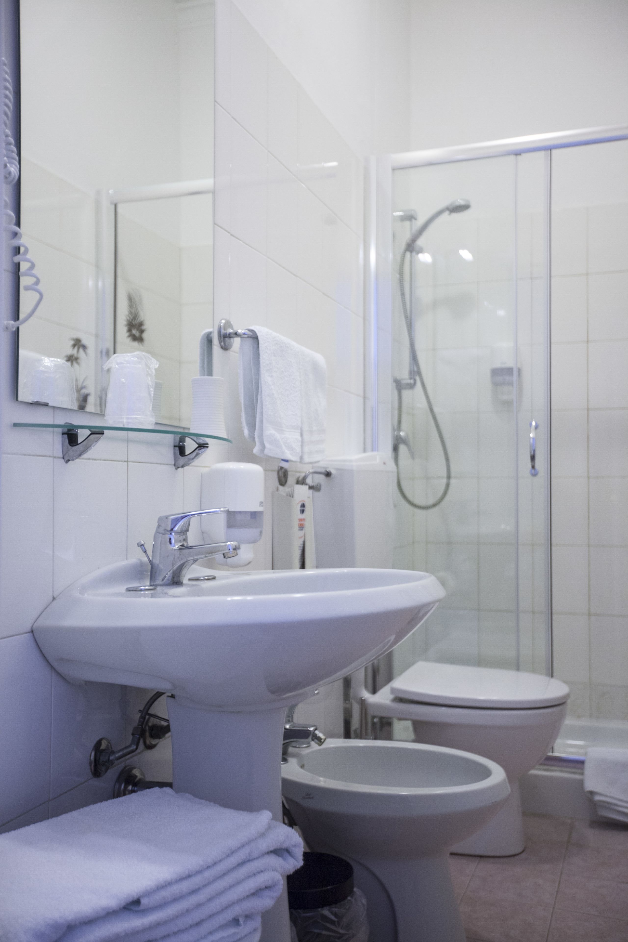 shower, hydromassage showerhead, free toiletries, hair dryer