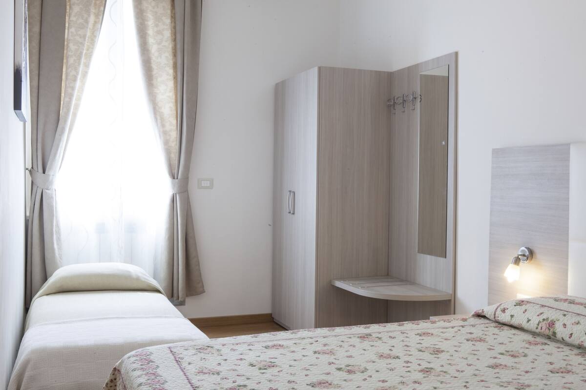 ダブルまたはツインルーム (with extra bed) | 羽毛の掛け布団、低反発ベッド、セーフティボックス (室内)、デスク