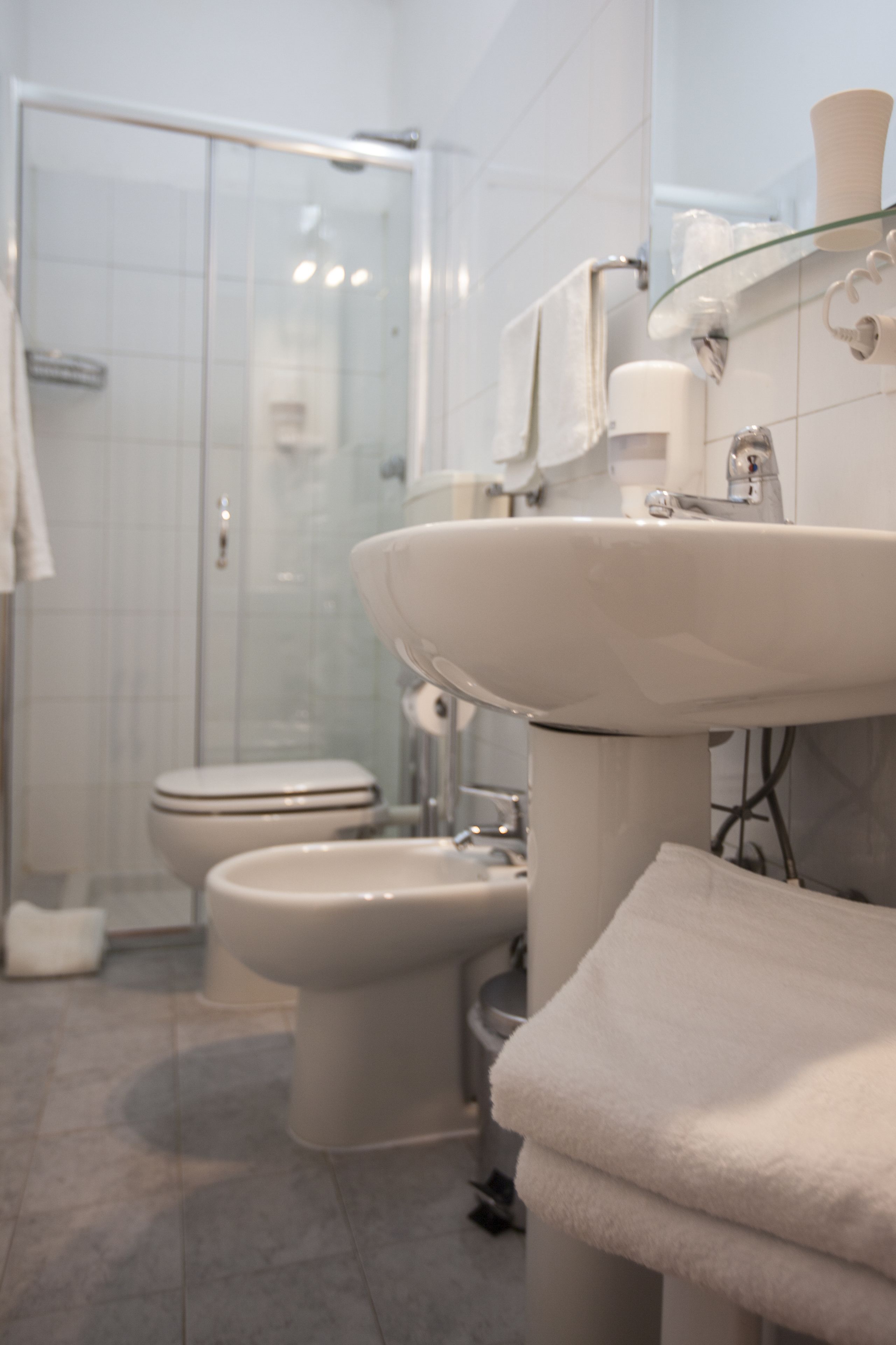 twin room, 1 bedroom | bathroom | shower, hydromassage showerhead, free toiletries, hair dryer