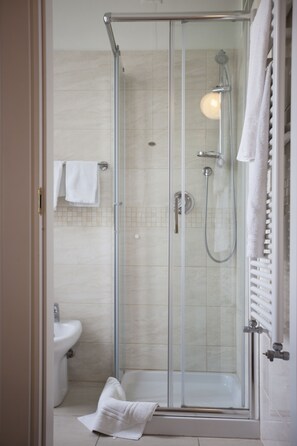 Shower, hydromassage showerhead, free toiletries, hair dryer - Albergo Amalfi Milano (Milan)