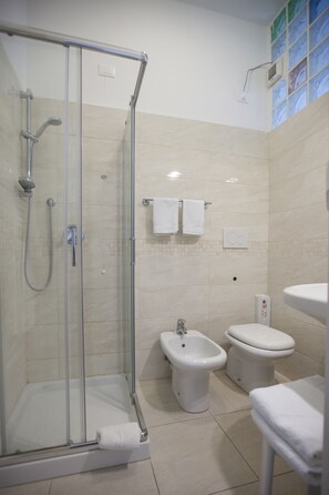 Twin Room, 1 Bedroom | Bathroom | Shower, hydromassage showerhead, free toiletries, hair dryer - Albergo Amalfi Milano (Milan)