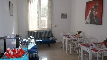 TĂ€gliches kontinentales FrĂŒhstĂŒck (10 EUR pro Person)