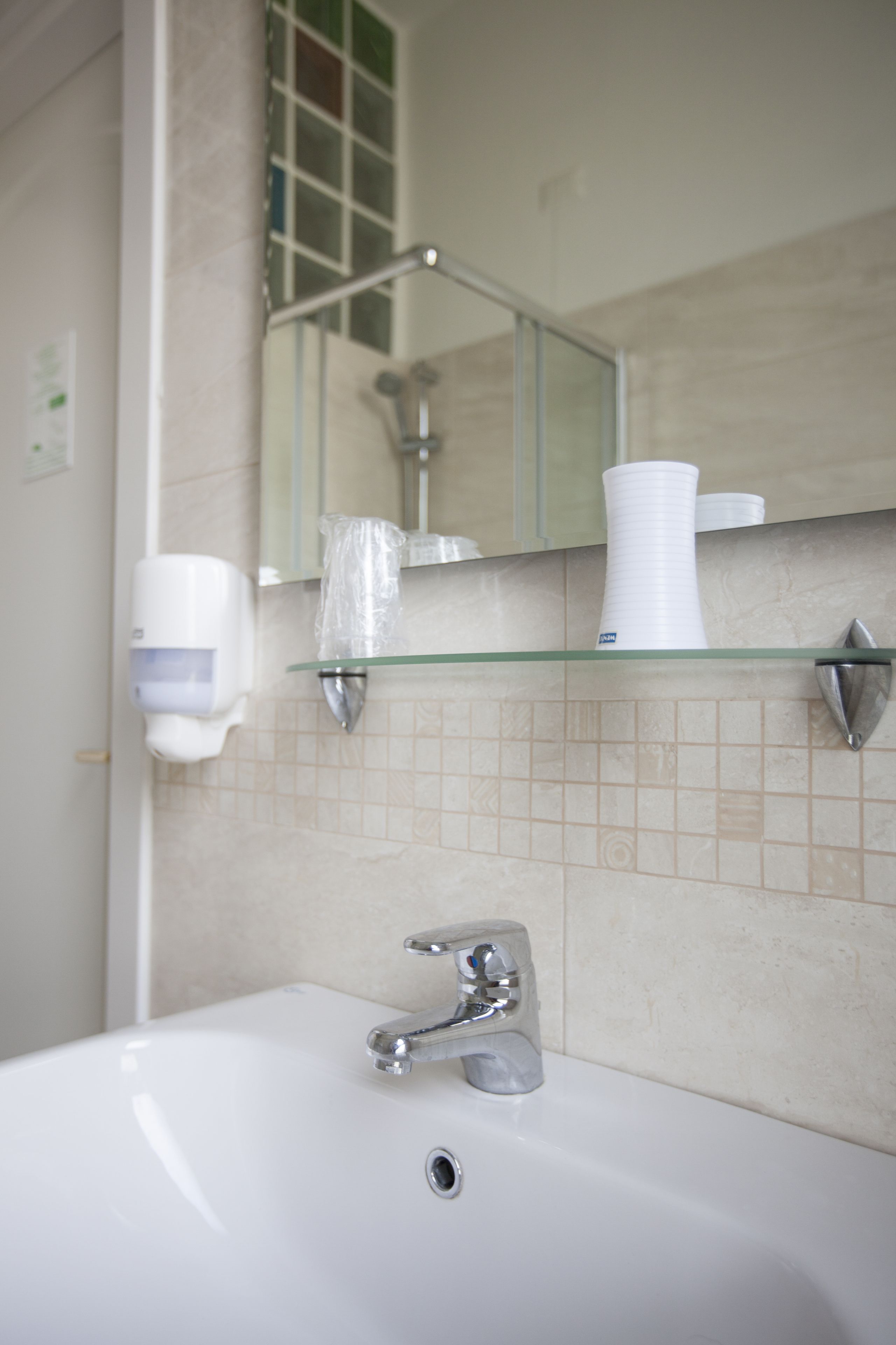 shower, hydromassage showerhead, free toiletries, hair dryer