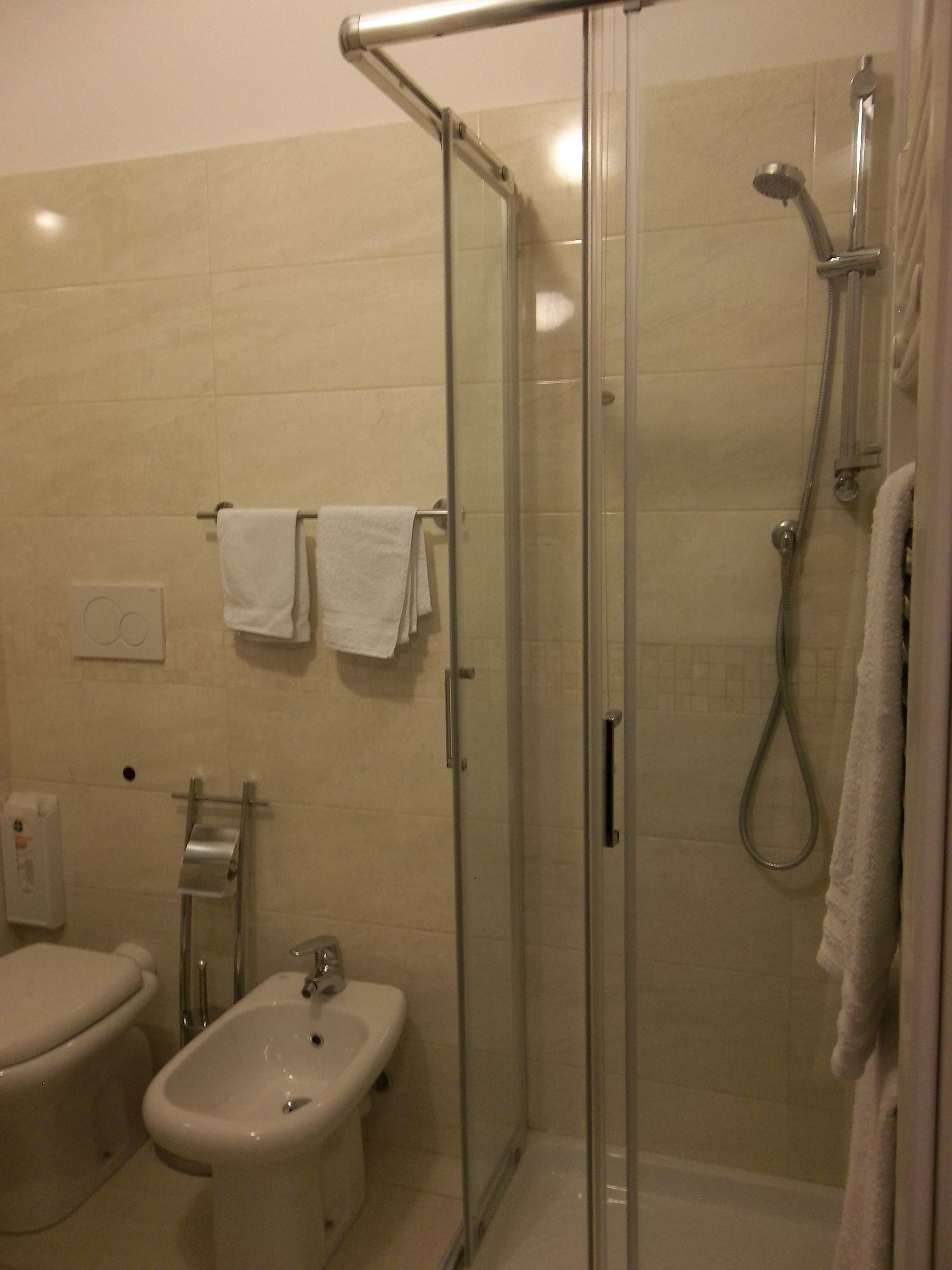 shower, hydromassage showerhead, free toiletries, hair dryer