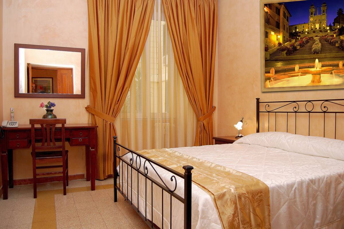 Double Room, Shared Bathroom | Egyptian cotton sheets, desk, blackout drapes, WiFi (free)