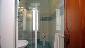 Shower, hair dryer - B&B Maestoso (Rome)