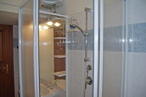 Bathroom shower - B&B Maestoso (Rome)
