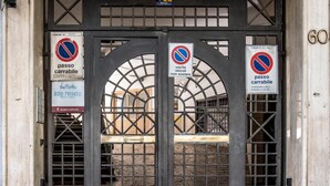 A gated entrance with two 'passo carrabile' signs, a 'NIDO PRIVATO' sign, and a 'COMUNE DI ROMA' sign. - B&B Zen Trastevere (Rome)