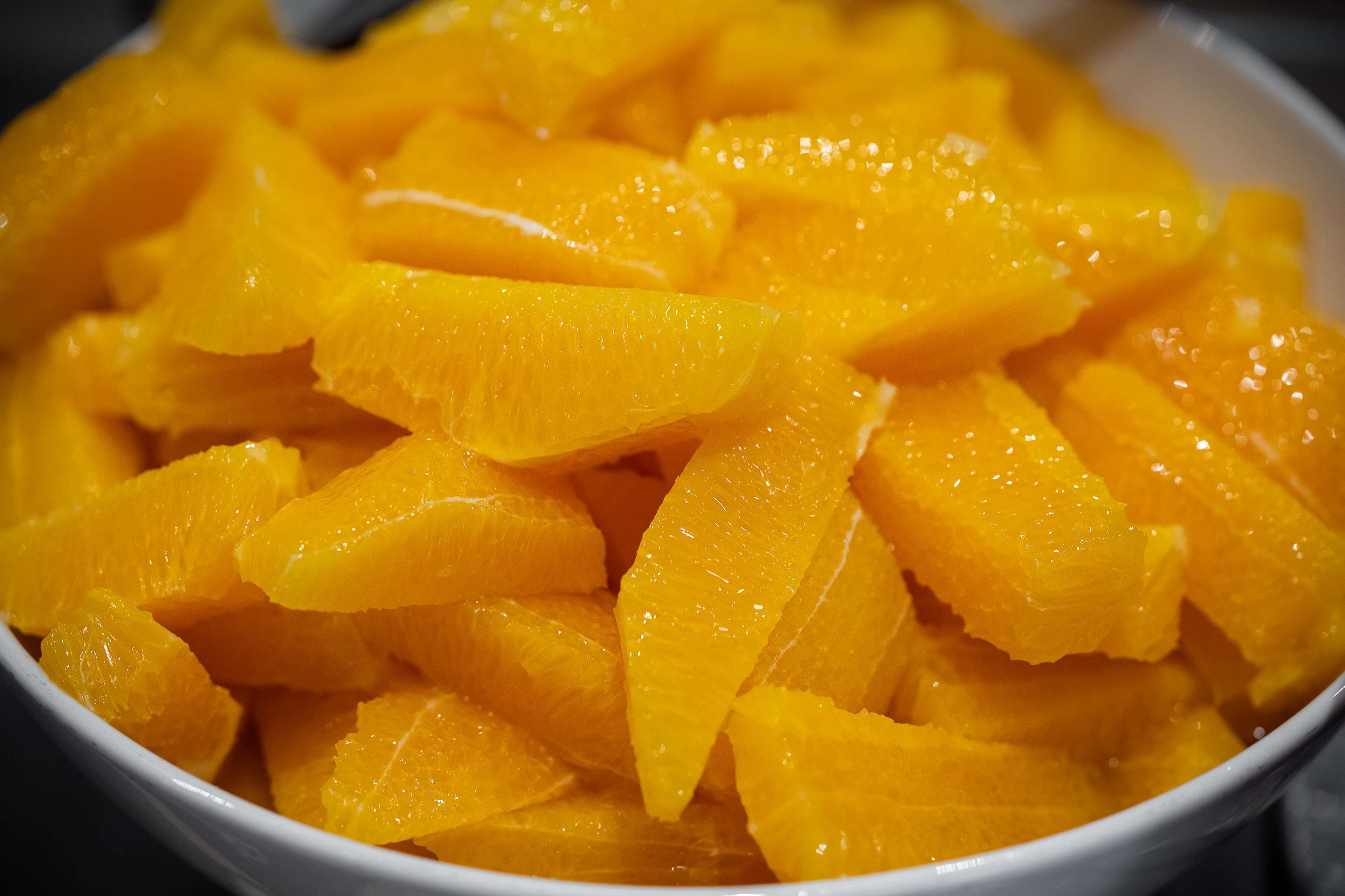 Un cuenco con gajos de naranja.