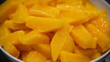 Un cuenco con gajos de naranja.