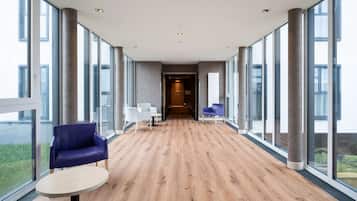 Coin salon dans le hall