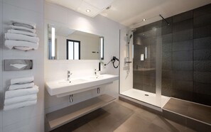 Douche, articles de toilette écologiques, séchoir à cheveux