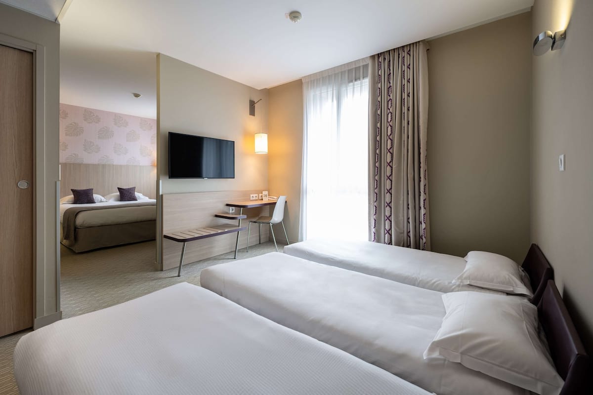familly room | premium bedding, in-room safe, desk, soundproofing