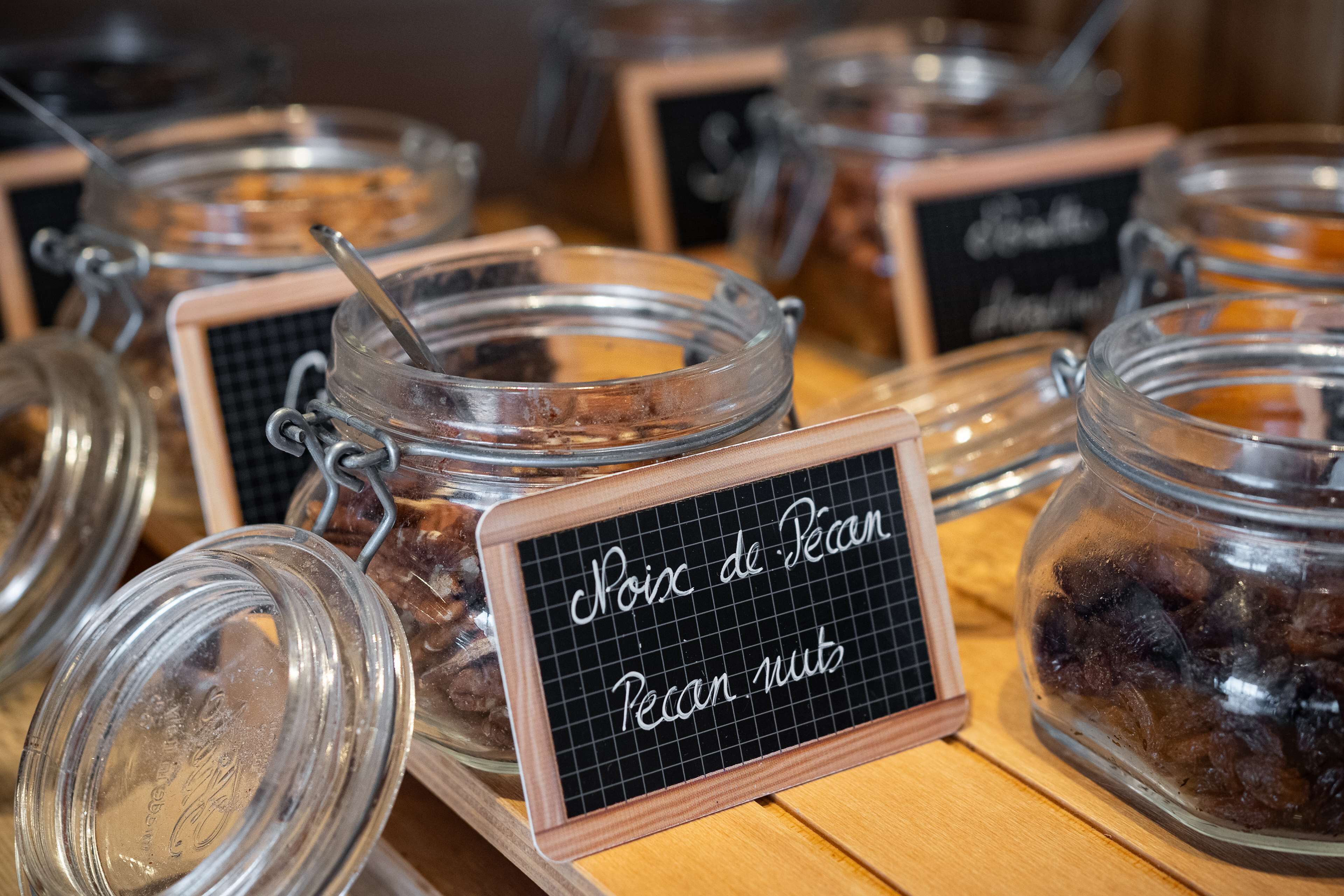 Un buffet proposant une variété de plats, dont un présentoir indiquant « Noix de pécan de Poix ».