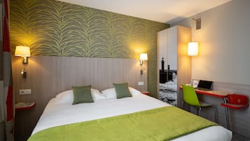 Standaard kamer, 1 tweepersoonsbed | Luxe beddengoed, een kluis op de kamer, een bureau, geluiddichte muren