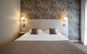 Habitación estándar, 1 cama doble | Ropa de cama de alta calidad, caja fuerte, escritorio