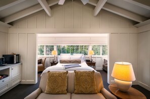Premium bedding, minibar, in-room safe, desk - Meadowood Napa Valley (St. Helena)