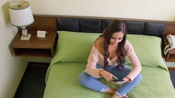 Suite | Escritorio, tabla de planchar con plancha y cunas gratuitas