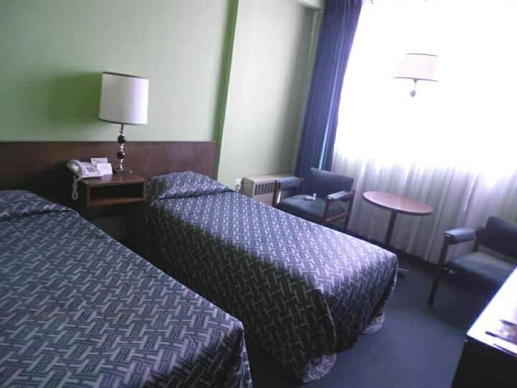 Skrivebord, strykejern/-brett og barnesenger (inkludert)