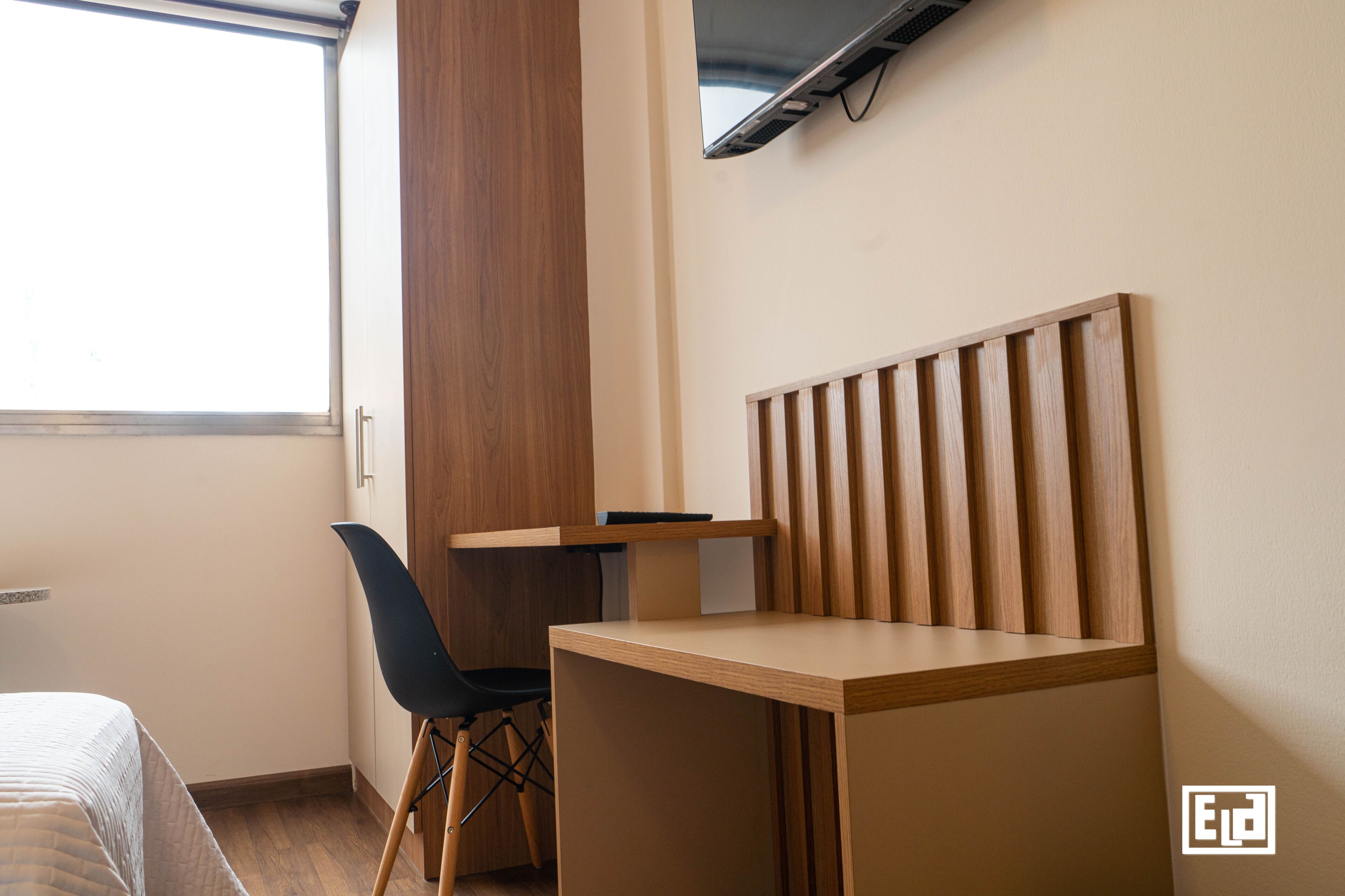 책상, 다리미/다리미판, 무료 유아용 침대, 간이 침대