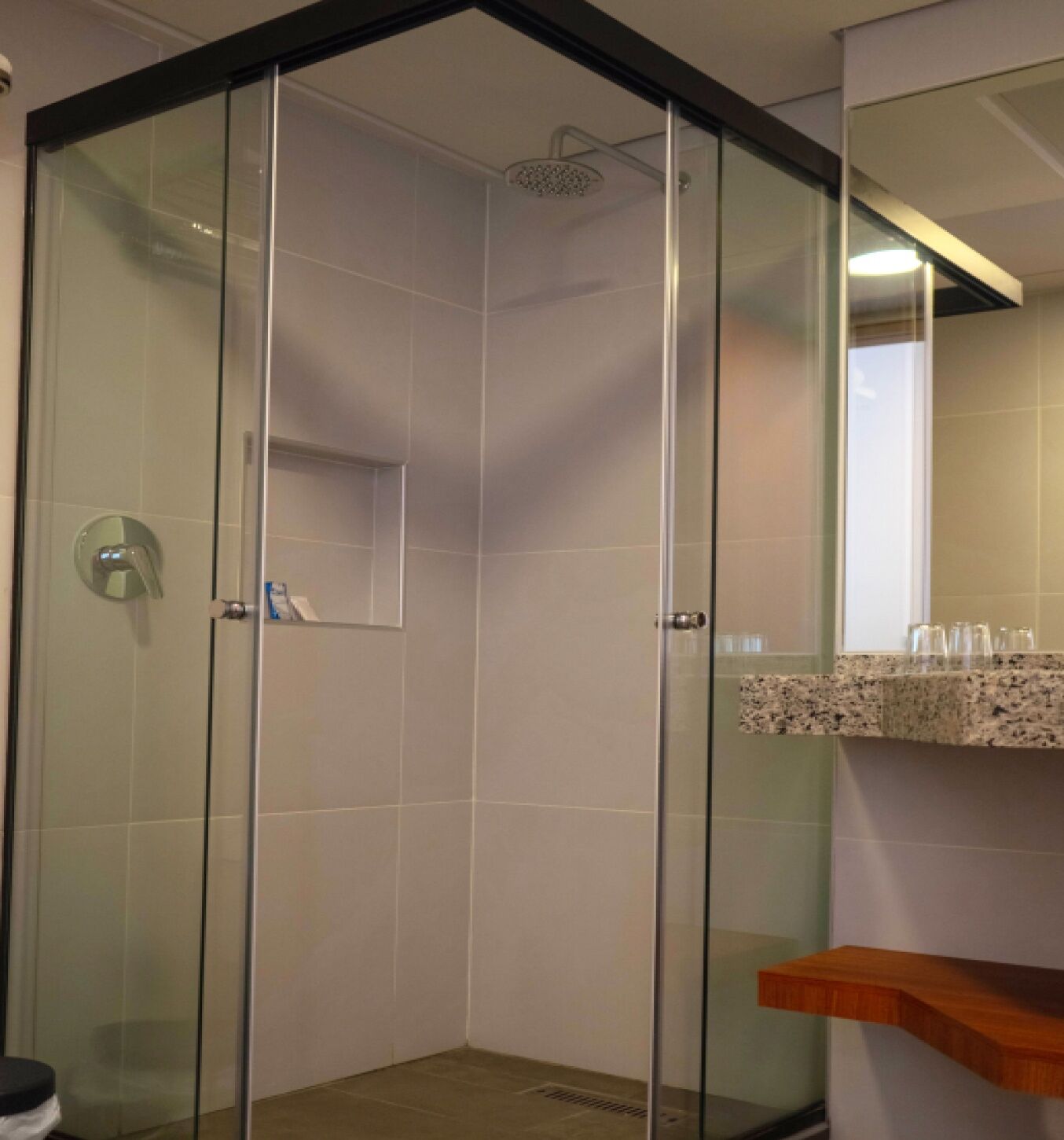 Combined shower/tub, free toiletries, hair dryer, towels