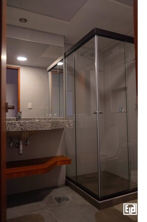 Combined shower/bathtub, free toiletries, hair dryer, towels - Hotel Eldorado (La Paz)