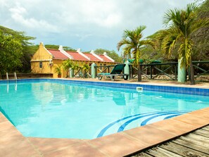 สระว่ายน้ำกลางแจ้ง, เก้าอี้อาบแดดริมสระ