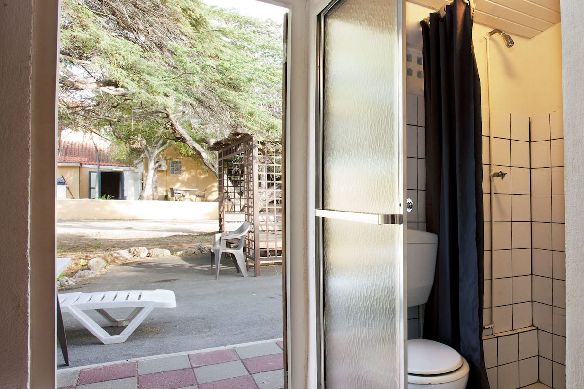 standard double room, 1 queen bed | bathroom | shower, hair dryer, towels