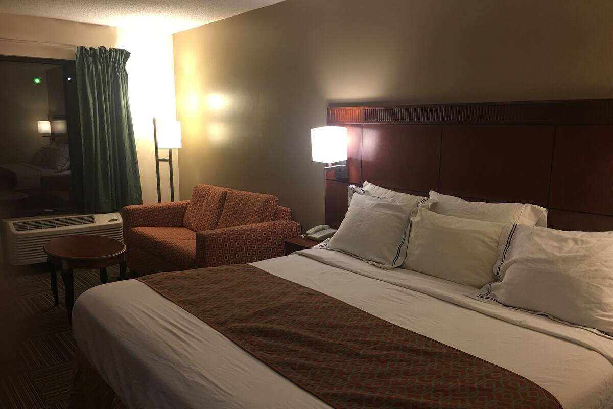 Desk, iron/ironing board, WiFi (free), bed sheets