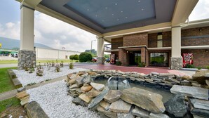 Property entrance - Nation's Inn (West Jefferson)
