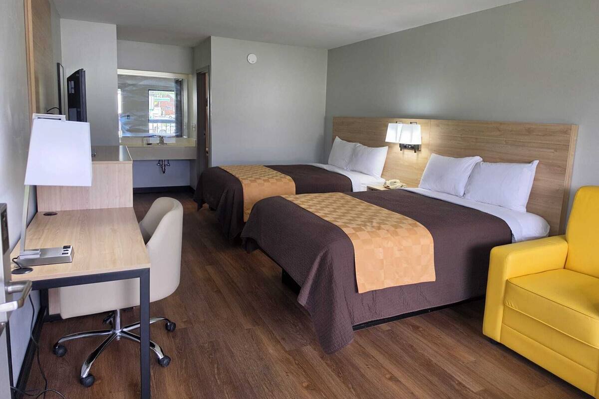 Deluxe kamer, 2 tweepersoonsbedden, niet-roken | Een bureau, een strijkplank/strijkijzer, gratis wifi, beddengoed