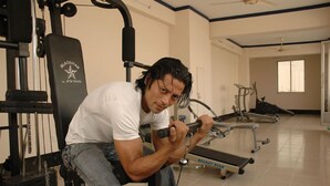 Un gimnasio con equipo de ejercicio, incluyendo una máquina Blackstar y una Stair Galaxy.