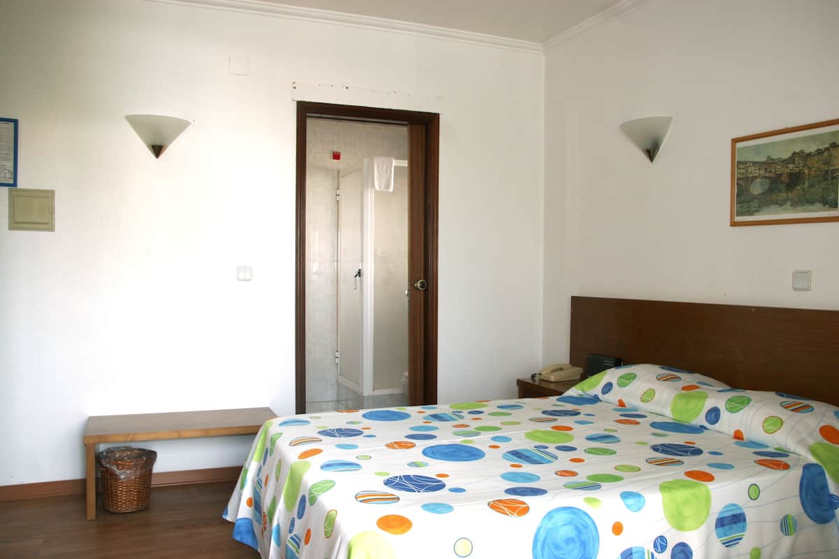 Kamer, 1 twee- of 2 eenpersoonsbedden | Een bureau, gratis wifi