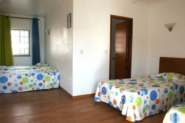 Triple Room | Desk, free WiFi
