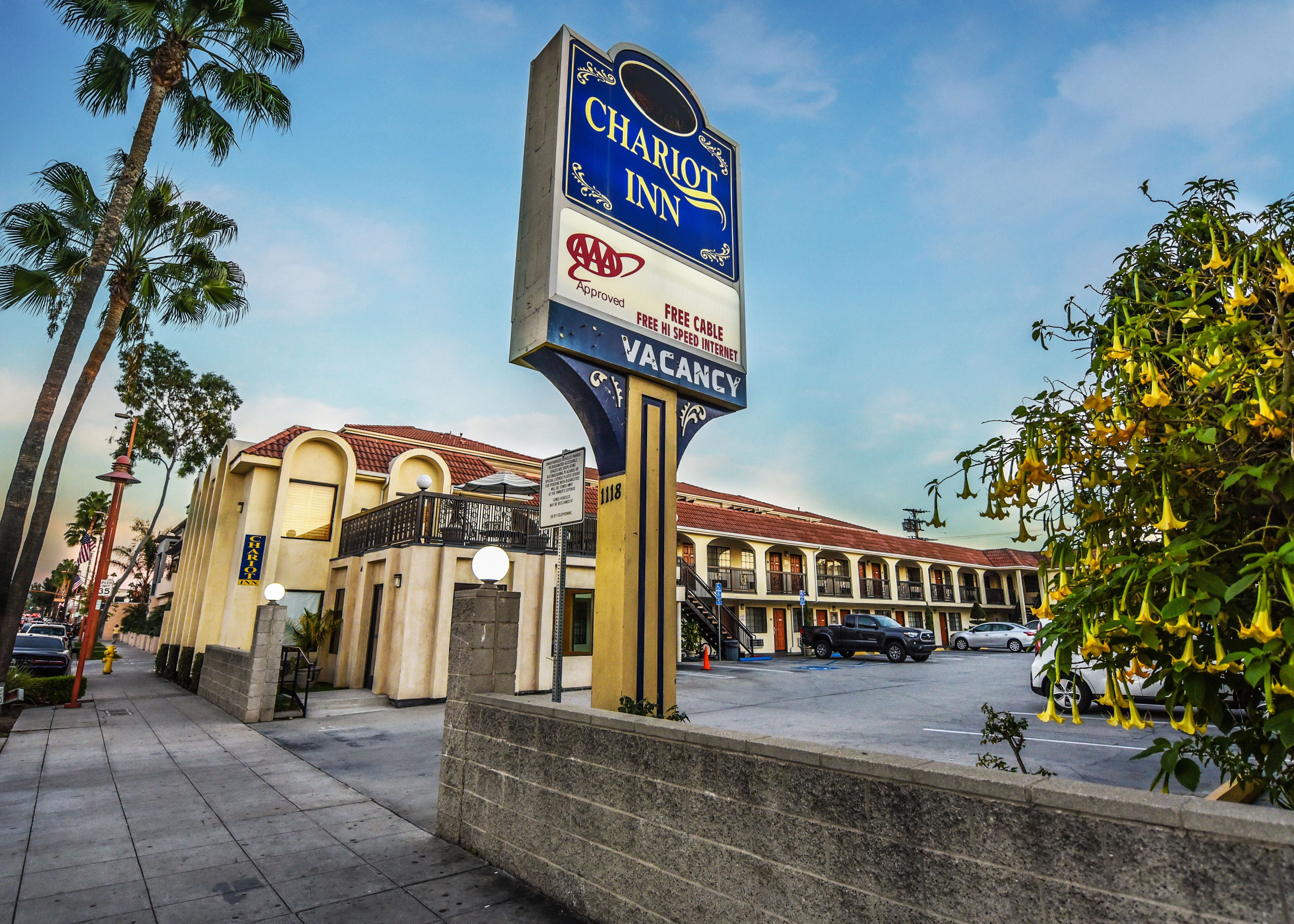 Um motel com um letreiro anunciando internet de alta velocidade e TV a cabo gratuitos.