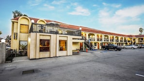 Pintu masuk properti