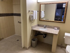 Zimmer, 1 King-Bett, barrierefrei | Badezimmer | Duschwanne, kostenlose Toilettenartikel, Haartrockner, Handtücher